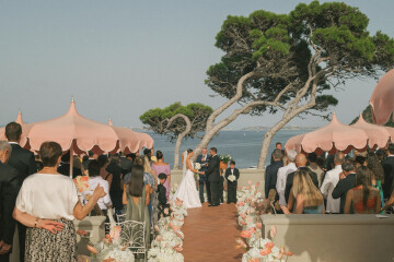 A Glamorous Seaside Wedding Evocative of a Classic Italian Film