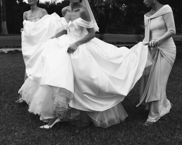 A Cinematic Wedding with Sculptural Installations & a Vibrant Palette in Sicily
