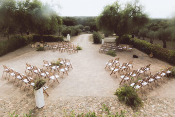 A Vibrant Retro Wedding in a Charming Portugese Castle