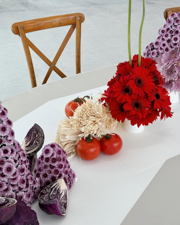 Trend: Mismatched Single-Bloom Centerpieces