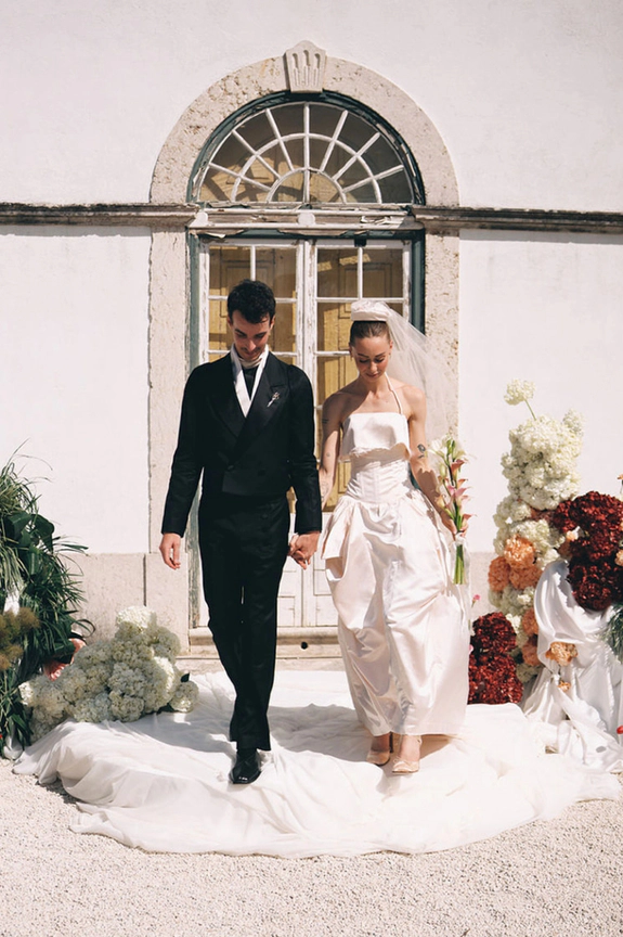 A Fever Dream Lisbon Wedding Where Art & History Collide at Palácio do Grilo