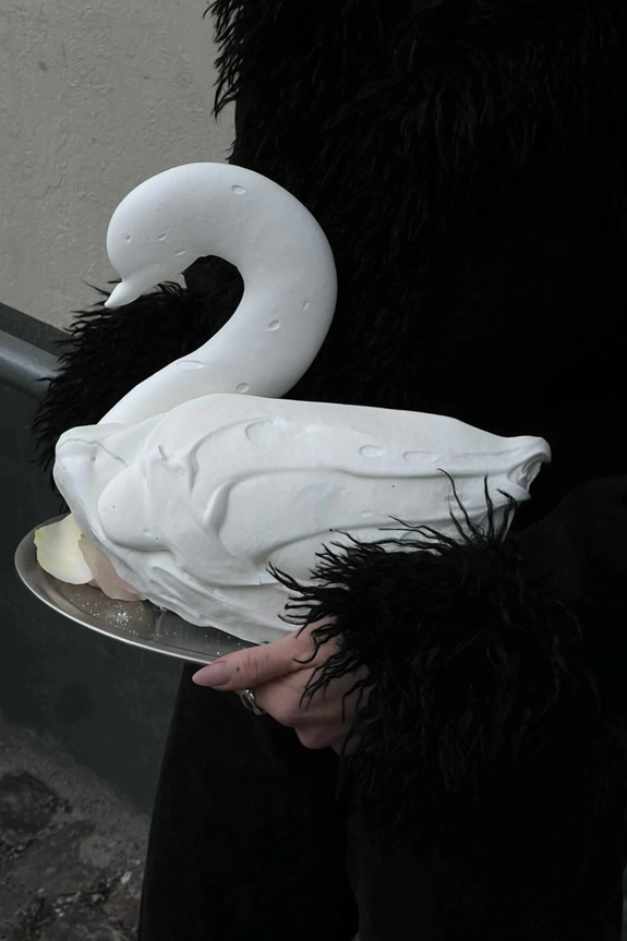 30 Swan Wedding Cake Ideas Worth Adding to Your Moodboard