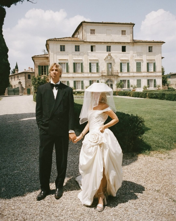 How to Use AI to Create Your Wedding Day Timeline, Playlist, Seating Chart & More