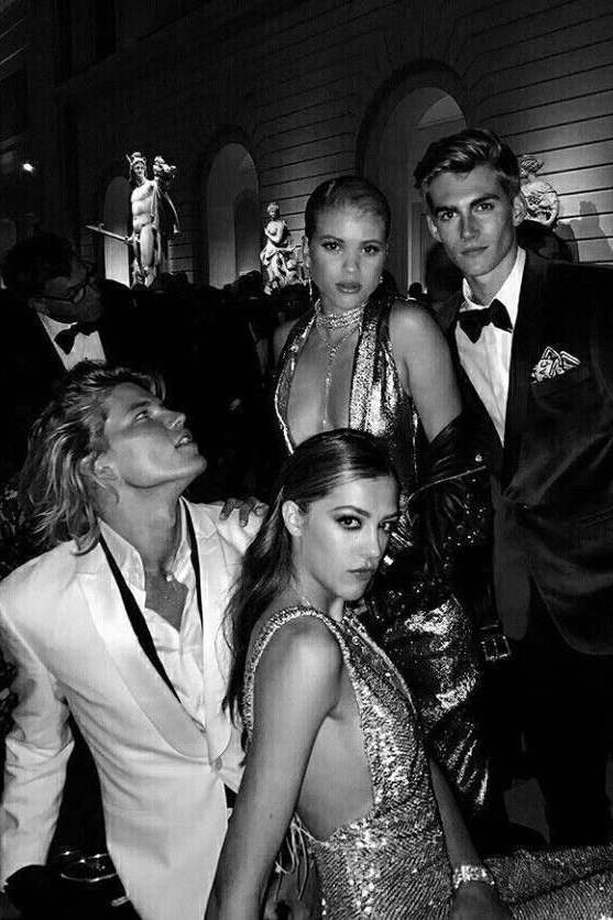 Tinder’s New Double Date Feature Is Here — And It’s Made for You and Your BFF