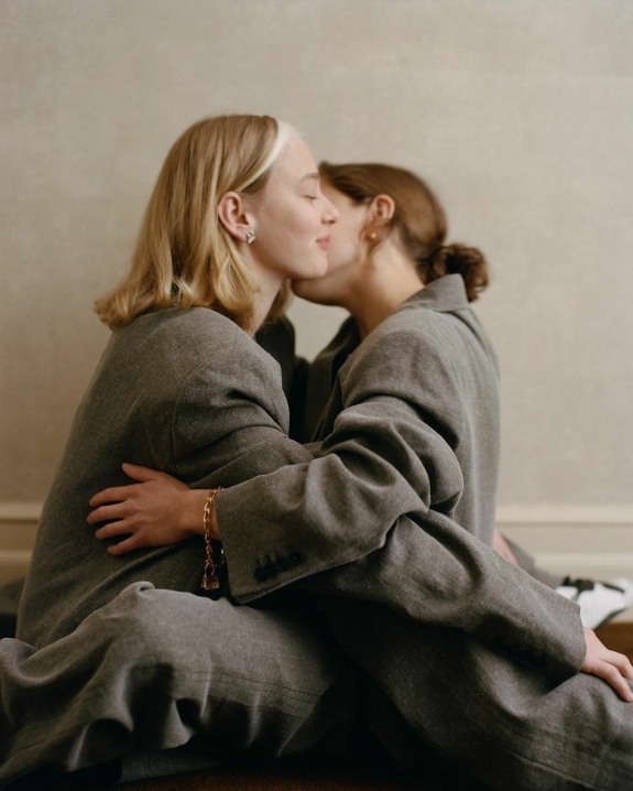 Unconventional Wedding with Sunrise Ceremony, Two Aisles and Brides in Pajamas | Interview With the Bride About Planning Details