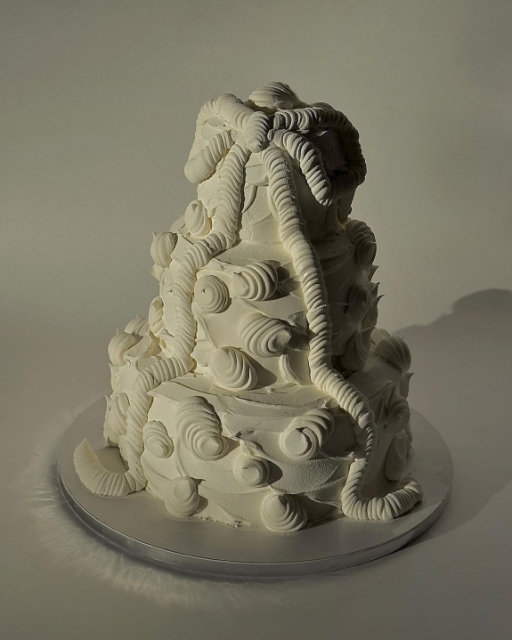 Beautiful Trends for Summer Wedding Cakes | Vintage Decor, Flower Cakes, Seasonal Berries