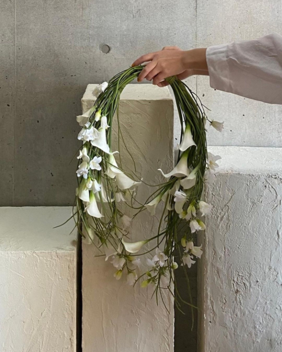 Trend: Cascading Flower Bouquets