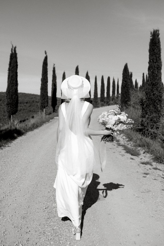 A Wedding Dream in Tuscany: Tranquil Majesty, Modern Attire, Fashionable Design, and Vibrant Captures