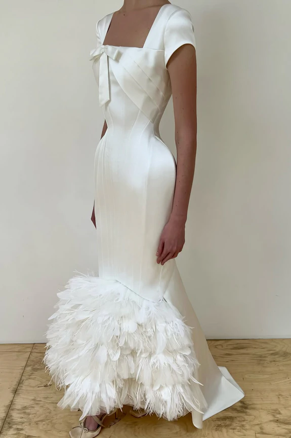 35 Feather Bridal Dresses for Your Main-Character Moment