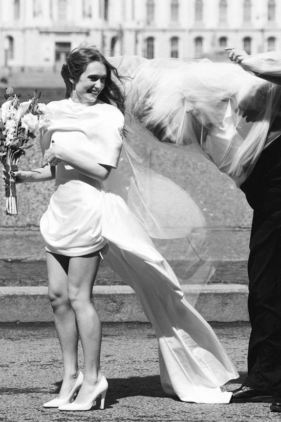 6 Wedding Photo Posing Myths Photographers Want Couples to Forget