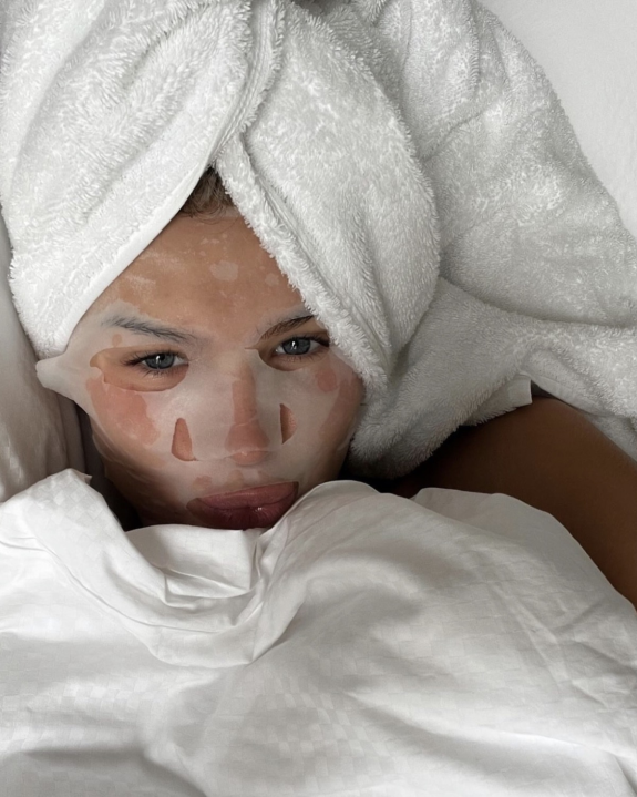 5 Overnight Beauty Hacks for Gorgeous Hair, Skin, and Nails