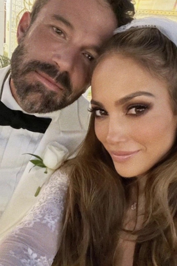 Jennifer Lopez and Ben Affleck tie the knot in Vegas