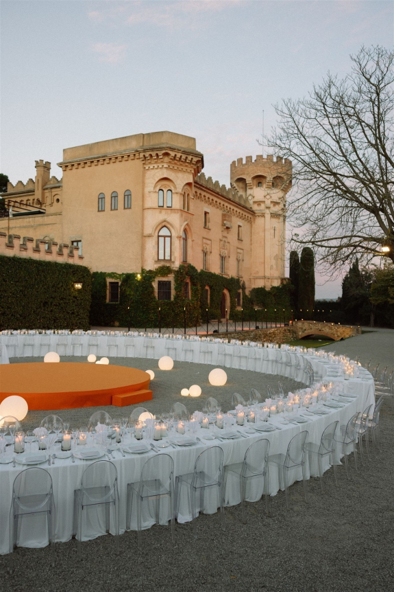 A Vibrant & Artistic Barcelona Wedding Amongst an Iconic Gaudi Masterpiece & Castle Garden