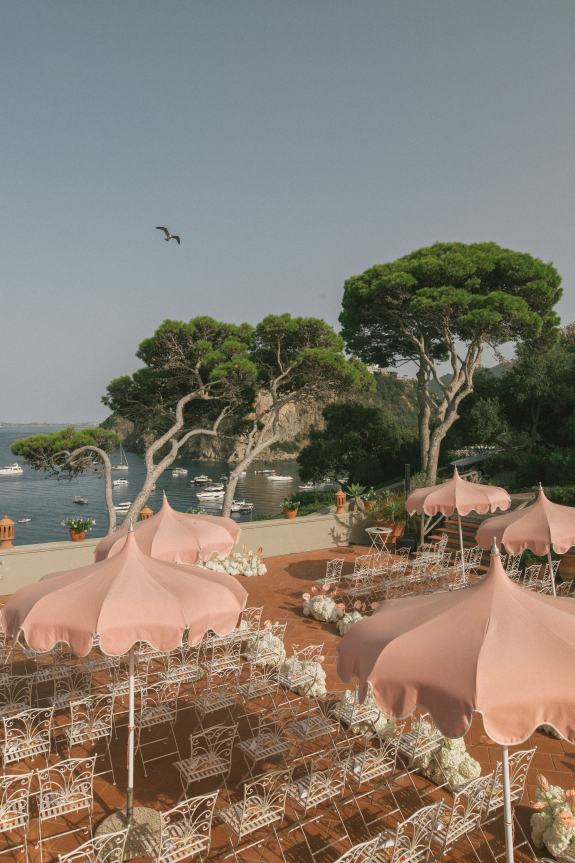 A Glamorous Seaside Wedding Evocative of a Classic Italian Film