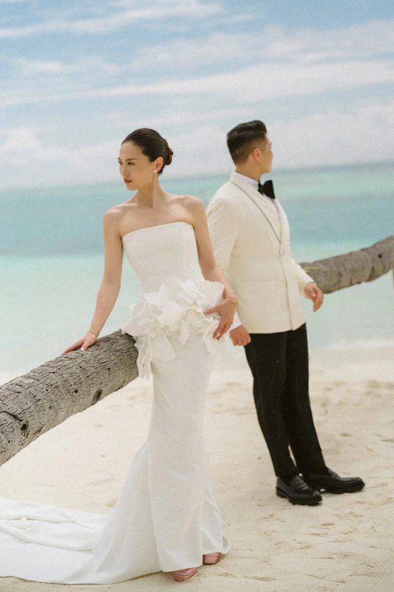10,000 Lilies & Turquoise Waters Framed This Dreamy Beach Wedding in the Maldives
