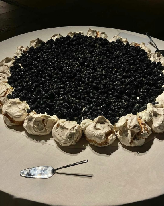 Trend: Giant Single-Tier Wedding Desserts