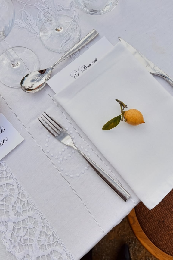 40 Place Settings Trends in 2025 to Transform Your Wedding Table