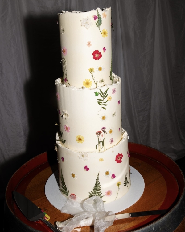 Beautiful Garden Wedding | Wedding Tent, Flower Cake and Eternal Love