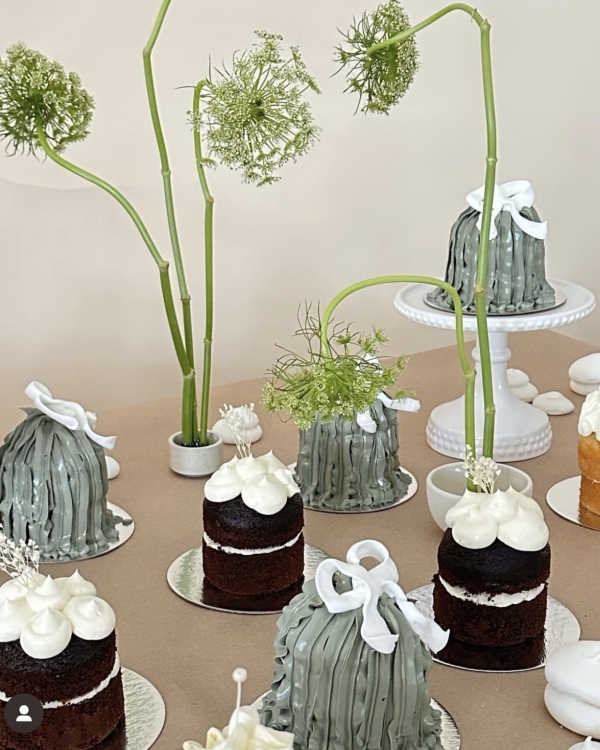 Beautiful Dessert Table Styling | Table with Treats and Cakes for Wedding