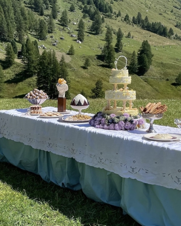 Beautiful Dessert Table Styling | Table with Treats and Cakes for Wedding