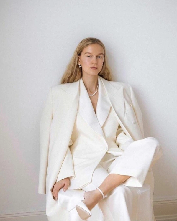 Stylish Pantsuits for a Modern-Day Bridal Look — photo 1