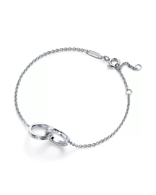 Anniversary Years Themes | Tradition and Modern Anniversary Gift Ideas | Milestone Wedding Anniversary Gifts