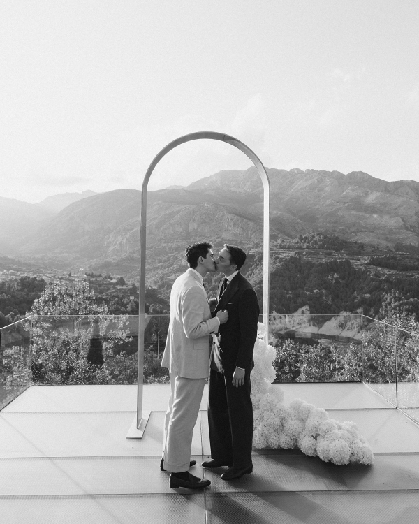 A Mediterranean Sunset Soirée With a Fresh Citrus Sixties Twist