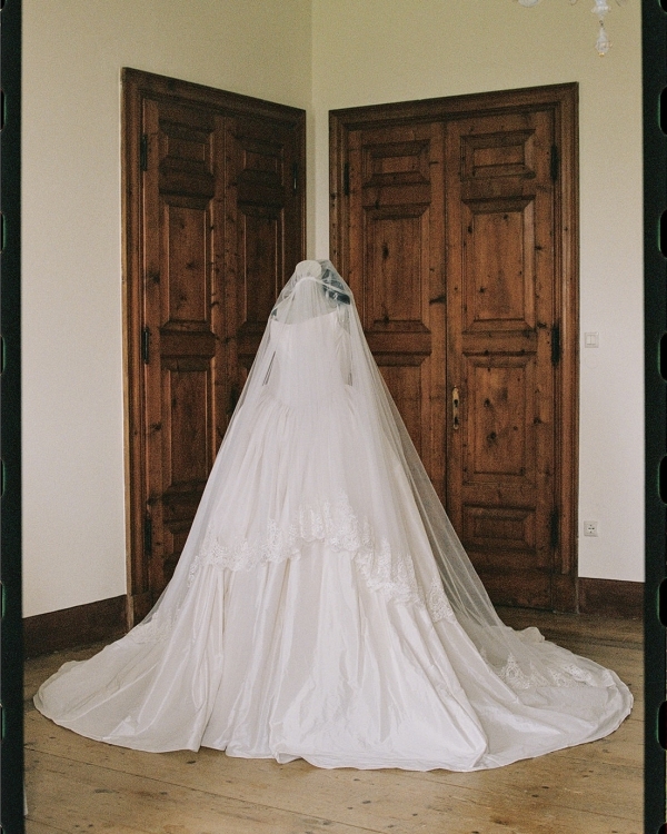 A Vintage-Infused Verona Wedding Dripping With Roses, Silk & Italian Romance