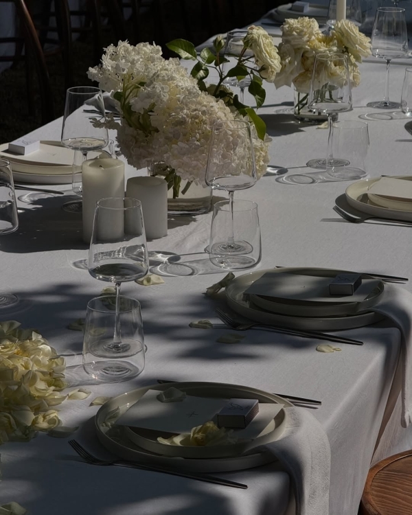 Trend: Mismatched Single-Bloom Centerpieces