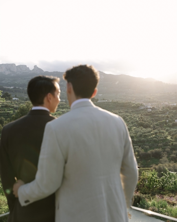 A Mediterranean Sunset Soirée With a Fresh Citrus Sixties Twist