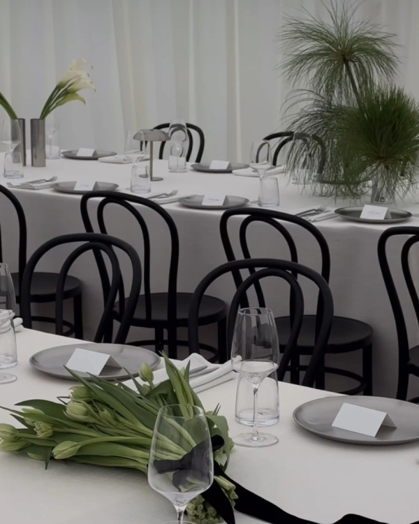 Trend: Mismatched Single-Bloom Centerpieces — photo 1