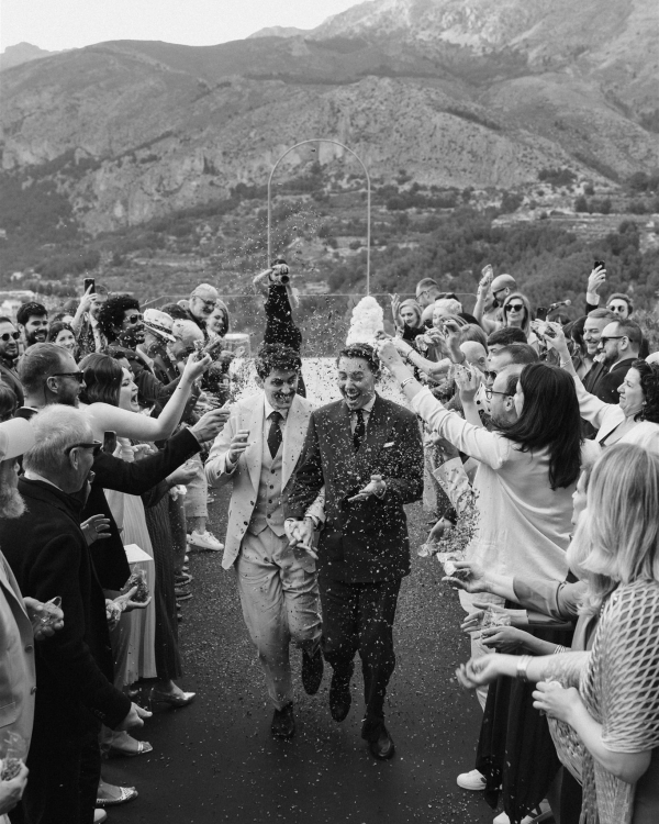 A Mediterranean Sunset Soirée With a Fresh Citrus Sixties Twist