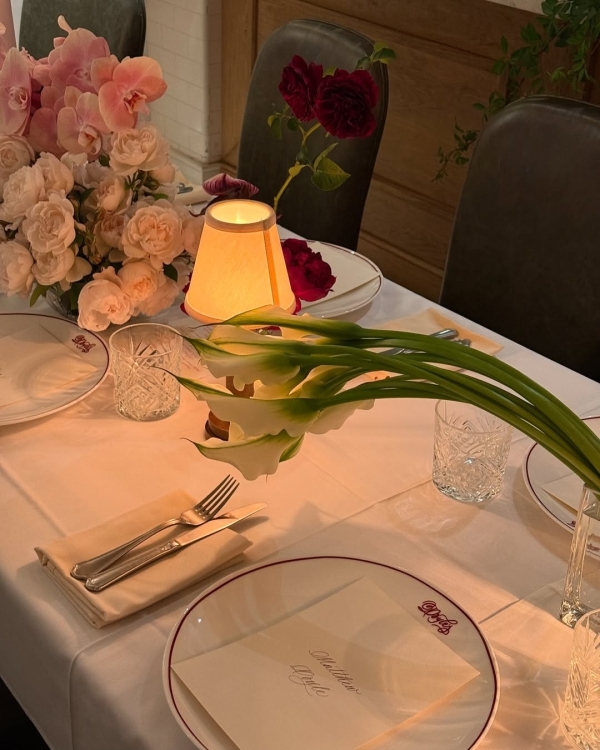 Trend: Mismatched Single-Bloom Centerpieces