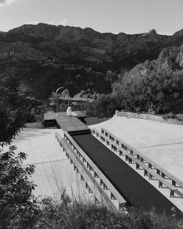 A Mediterranean Sunset Soirée With a Fresh Citrus Sixties Twist