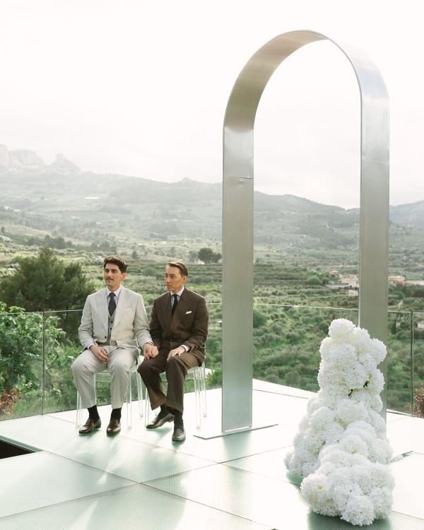 A Mediterranean Sunset Soirée With a Fresh Citrus Sixties Twist