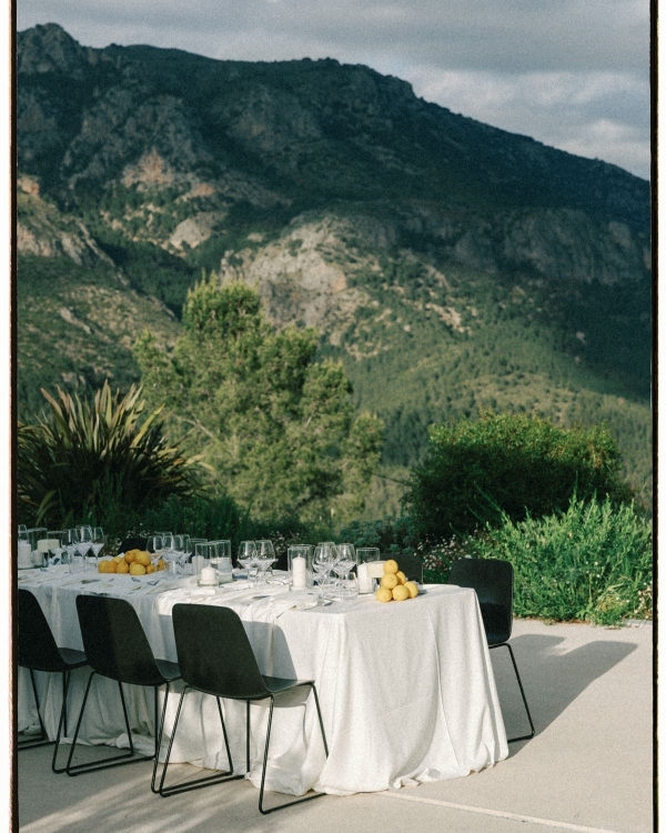 A Mediterranean Sunset Soirée With a Fresh Citrus Sixties Twist