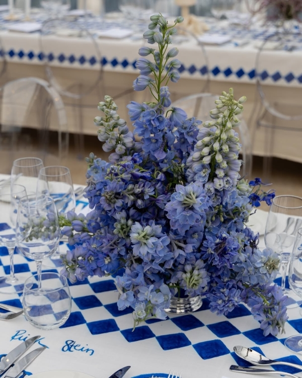 Trend: Mismatched Single-Bloom Centerpieces