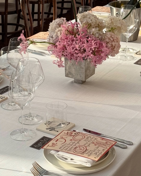 Trend: Mismatched Single-Bloom Centerpieces