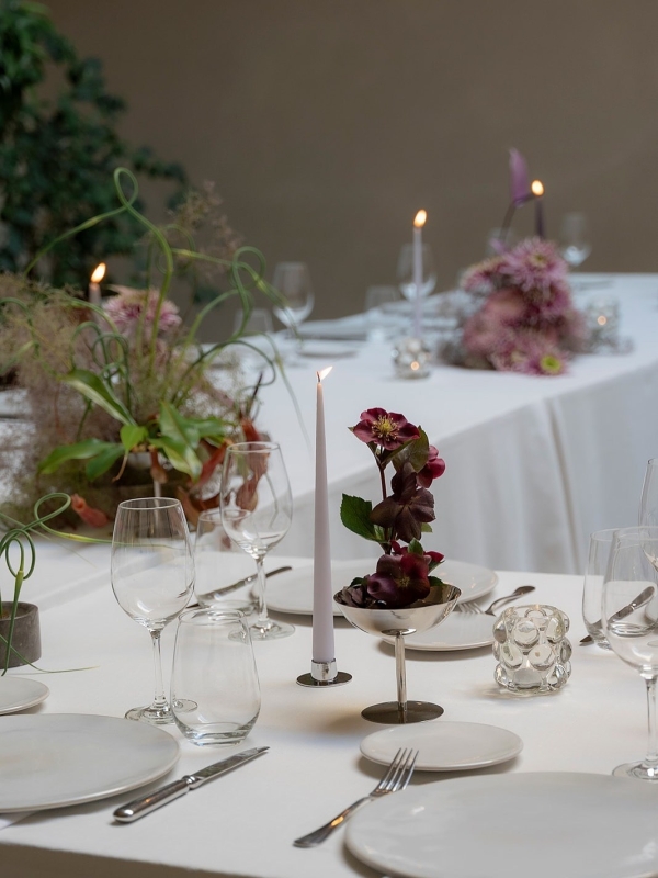 Trend: Mismatched Single-Bloom Centerpieces