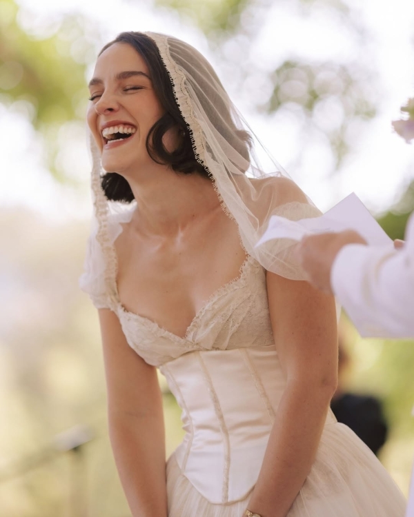 How to Use AI to Create Your Wedding Day Timeline, Playlist, Seating Chart & More