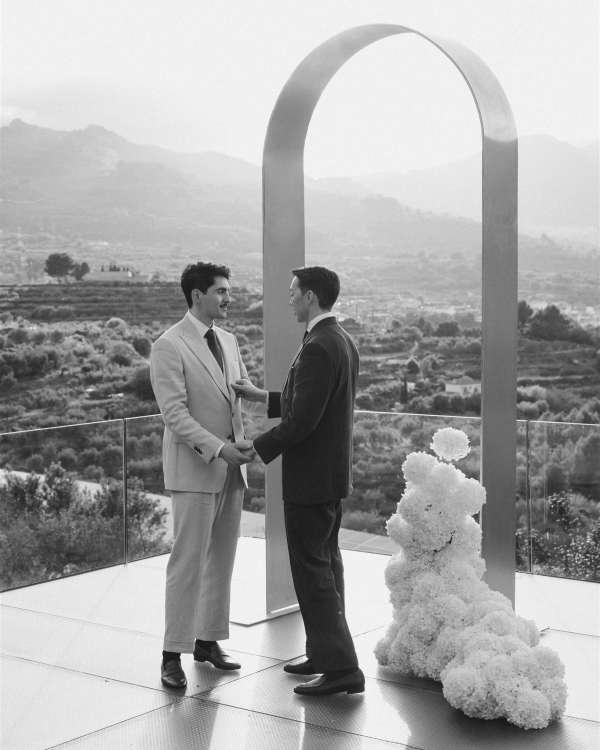 A Mediterranean Sunset Soirée With a Fresh Citrus Sixties Twist