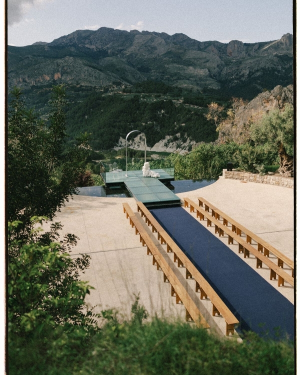 A Mediterranean Sunset Soirée With a Fresh Citrus Sixties Twist