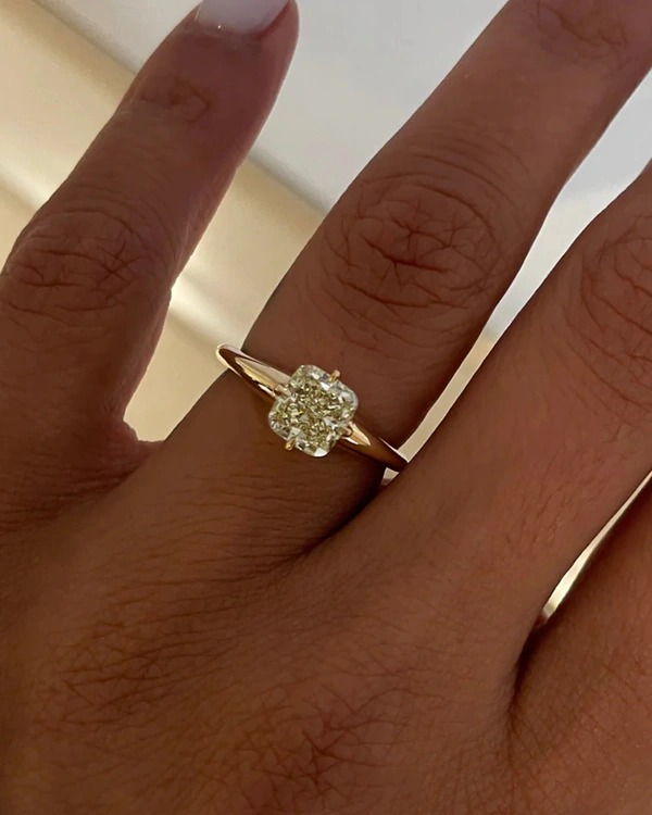 <a href="https://aaryah.com/collections/rings/products/mae-1-35-ring">Aaryah</a>