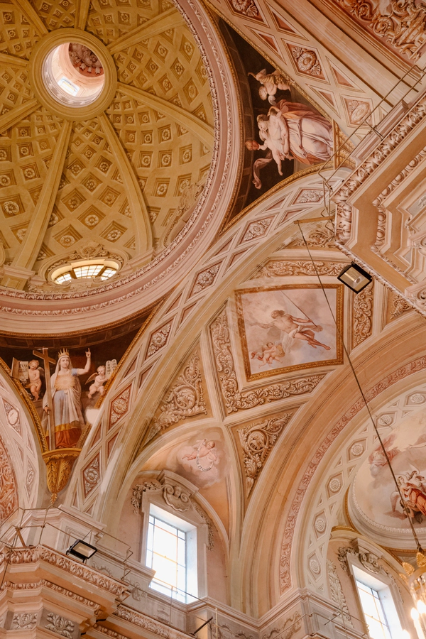 A Surreal Artist’s Italian Wedding with 2,000 Red Roses, a Two-Metre Bleeding Cake & Viktor & Rolf Couture