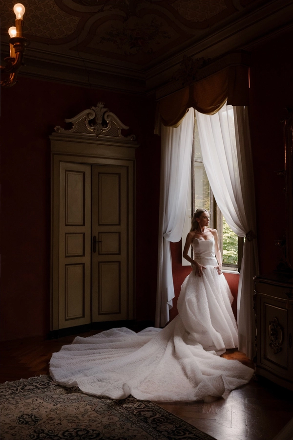 A Surreal Artist’s Italian Wedding with 2,000 Red Roses, a Two-Metre Bleeding Cake & Viktor & Rolf Couture