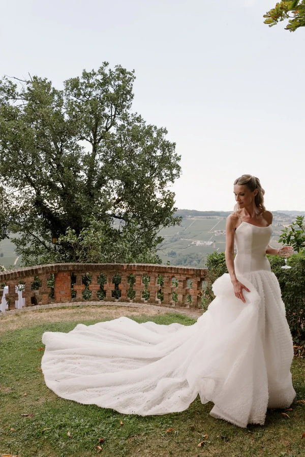 A Surreal Artist’s Italian Wedding with 2,000 Red Roses, a Two-Metre Bleeding Cake & Viktor & Rolf Couture