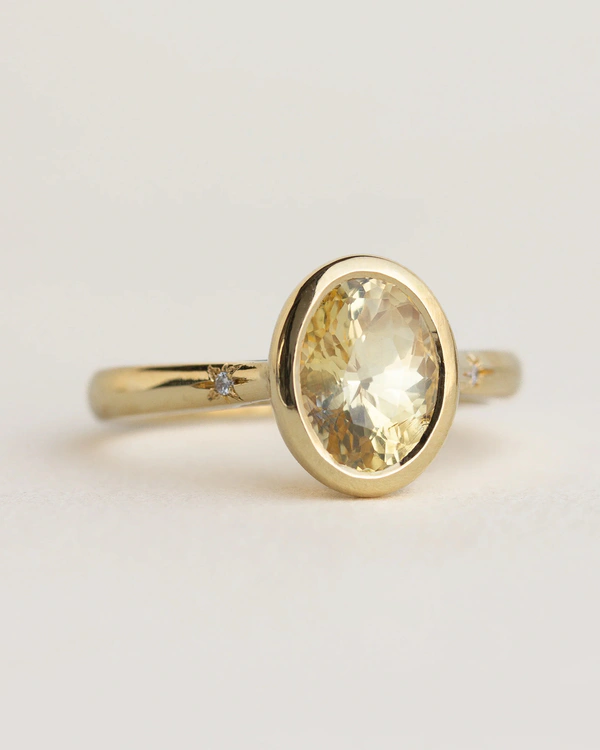 <a href="https://evorden.com/collections/classic-rings/products/melene-ring-yellow-sapphire?variant=51663904932122">Evorden</a>