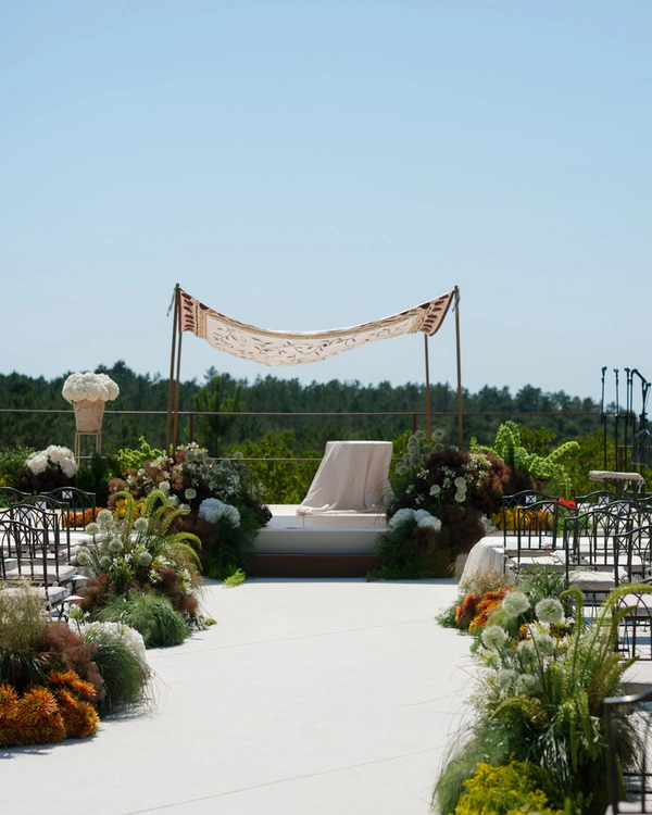 Floral Styling &amp; Photography: <a href="https://www.instagram.com/p/DavuVPsEfnh/?img_index=1">Brancoprata</a>