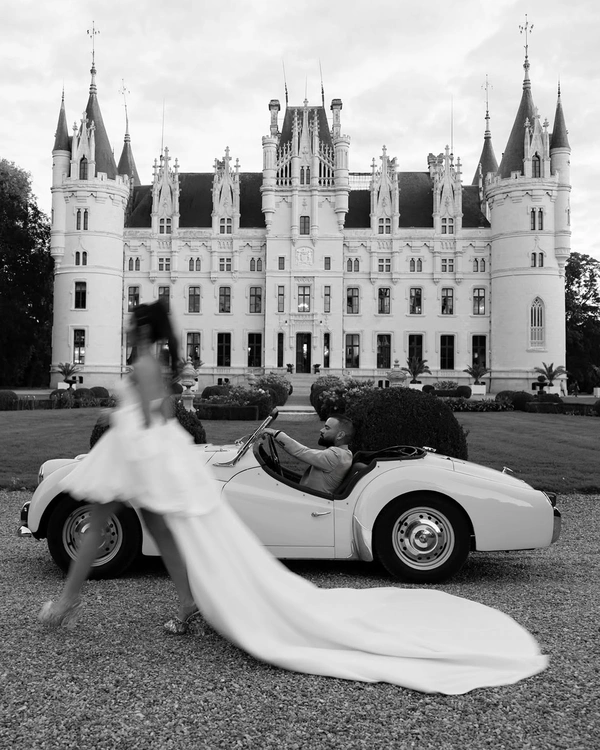 <a href="https://www.instagram.com/chateauchallain/" target="_blank" rel="noopener noreferrer">Château Challain</a>, Photography: <a href="https://www.instagram.com/p/DPbxe9cjE-a/?img_index=1" target="_blank" rel="noopener noreferrer">Vlasta Weddings</a><a rel="noopener noreferrer" target="_blank" data-media-id="323503" class="block cursor-pointer" data-v-8671e37b=""></a>