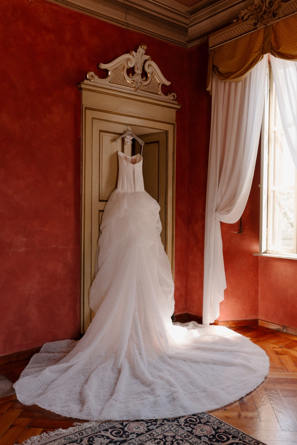 A Surreal Artist’s Italian Wedding with 2,000 Red Roses, a Two-Metre Bleeding Cake & Viktor & Rolf Couture